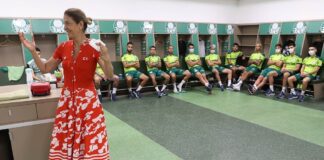 Leila Pereira conversa com jogadores do Palmeiras