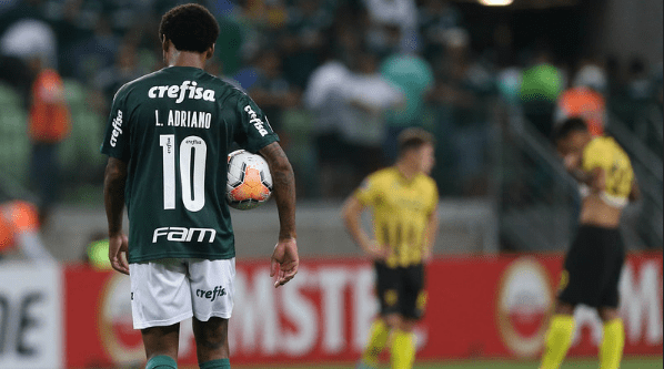 Luiz Adriano vestindo a camisa 10 do Palmeiras. (Foto: Cesar Greco)
