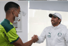 O zagueiro Murilo, da SE Palmeiras, durante conversa com o técnico Abel Ferreira (Foto: Reprodução)