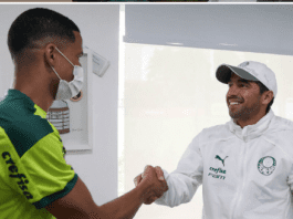 O zagueiro Murilo, da SE Palmeiras, durante conversa com o técnico Abel Ferreira (Foto: Reprodução)