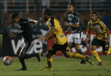 O jogador Dudu, da SE Palmeiras, disputa bola com o jogador Adilson, do G Novorizontino, durante partida valida pelas quartas de final (volta), do Campeonato Paulista, Série A1 2019, no Estádio do Pacaembu.
