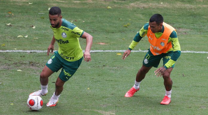 Os jogadores Jorge e Gabriel Veron (D), da SE Palmeiras, durante treinamento, na Academia de Futebol. (Foto: Cesar Greco)