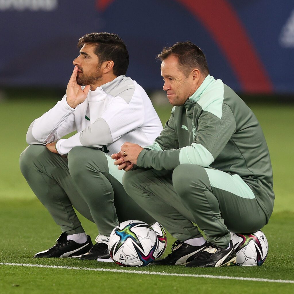 O técnico Abel Ferreira e o auxiliar Cebola durante treino do Palmeiras em preparação para a final do Mundial (Foto: Fabio Menotti)