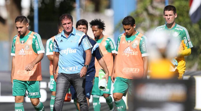 O técnico Cuca e os jogadores do Palmeiras em duelo contra o Água Santa, em 27 de março de 2016 (Foto: Cesar Greco)