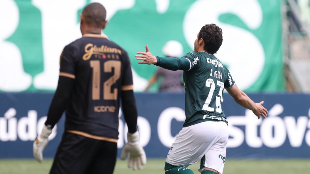 O jogador Raphael Veiga, da SE Palmeiras, comemora seu gol contra a equipe do EC Santo André, durante partida válida pela oitava rodada, do Campeonato Paulista, Série A1, na arena Allianz Parque. (Foto: Cesar Greco)