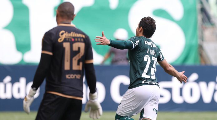O jogador Raphael Veiga, da SE Palmeiras, comemora seu gol contra a equipe do EC Santo André, durante partida válida pela oitava rodada, do Campeonato Paulista, Série A1, na arena Allianz Parque. (Foto: Cesar Greco)