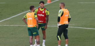 Os jogadores Zé Rafael e Gustavo Gómez e o goleiro Weverton (E/D), da SE Palmeiras, durante treinamento, na Academia de Futebol. (Foto: Cesar Greco)
