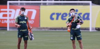 Os jogadores Gustavo Scarpa e Raphael Veiga (D), da SE Palmeiras, durante avaliação física, na Academia de Futebol. (Foto: Cesar Greco)