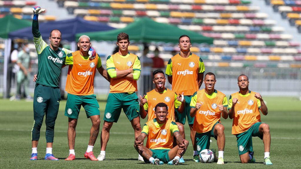 Os atletas da SE Palmeiras, durante treinamento no Zayed Sports City Stadium, em Abu Dhabi-EAU. (Foto: Fabio Menotti)