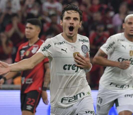 O meia Raphael Veiga, da SE Palmeiras, comemora seu gol marcado contra o Athletico-PR na final da Recopa Sul-Americana (Foto: Divulgação/Recopa)