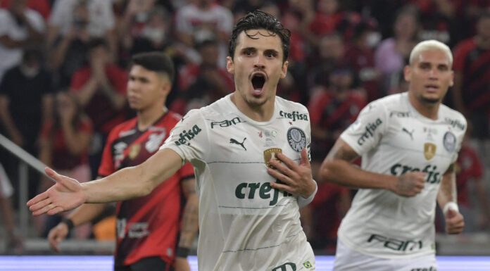 O meia Raphael Veiga, da SE Palmeiras, comemora seu gol marcado contra o Athletico-PR na final da Recopa Sul-Americana (Foto: Divulgação/Recopa)