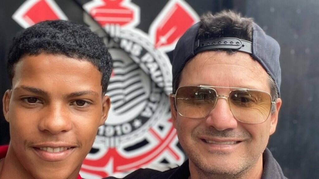 Guilherme Brito aparece ao lado de Will Dantas, seu empresário, no Corinthians. Ele é o novo reforço do Palmeiras.