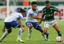 O jogador Dudu, da SE Palmeiras, disputa bola com o jogador Adriano, do EC Santo André, durante partida válida pela primeira rodada, do Campeonato Paulista, Série A1, na Arena Allianz Parque.