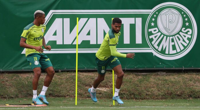 Danilo e Wesley durante treino do Palmeiras na Academia de futebol