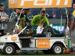 O jogador Mayke, da SE Palmeiras, saindo de campo após entorse no tornozelo no clássico contra o Santos (Foto: Cesar Greco)