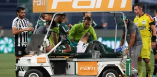 O jogador Mayke, da SE Palmeiras, saindo de campo após entorse no tornozelo no clássico contra o Santos (Foto: Cesar Greco)