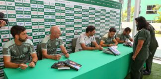 Abel Ferreira entrega livro a funcionários do clube (foto: Divulgação/Palmeiras)
