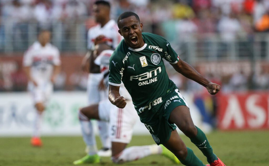 O jogador Carlos Eduardo, da SE Palmeiras, comemora seu gol contra a equipe do São Paulo FC, durante partida valida pela décima primeira rodada, do Campeonato Paulista, Série A1, no Estádio do Pacaembu.