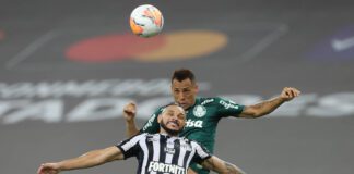 O jogador Breno Lopes, da SE Palmeiras, disputa bola com o jogador Pará, do Santos FC, durante partida final, da Copa Libertadores, no Estádio do Maracanã. (Foto: Cesar Greco)
