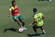 Os jogadores Jailson e Gabriel Menino (D), da SE Palmeiras, durante treinamento, na Academia de Futebol. (Foto: Cesar Greco)