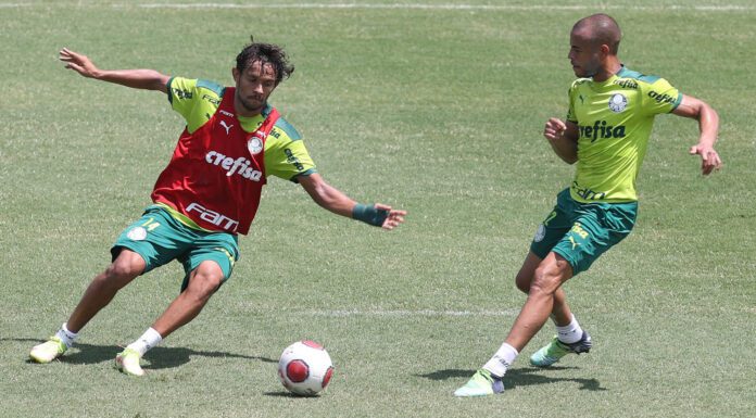 Os jogadores Gustavo Scarpa e Mayke (D), da SE Palmeiras, durante treinamento, na Academia de Futebol. (Foto: Cesar Greco)