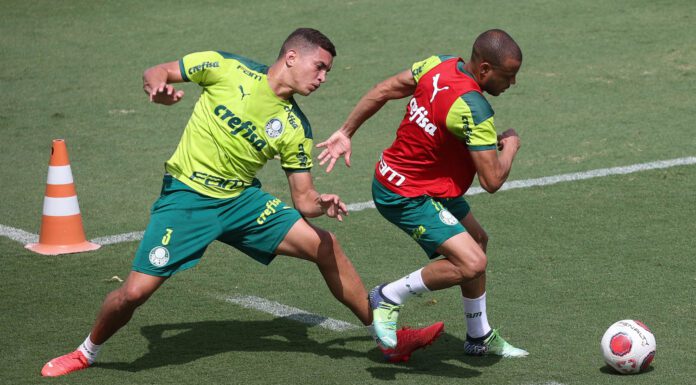 Os jogadores Renan e Mayke (D), da SE Palmeiras, durante treinamento, na Academia de Futebol. (Foto: Cesar Greco)