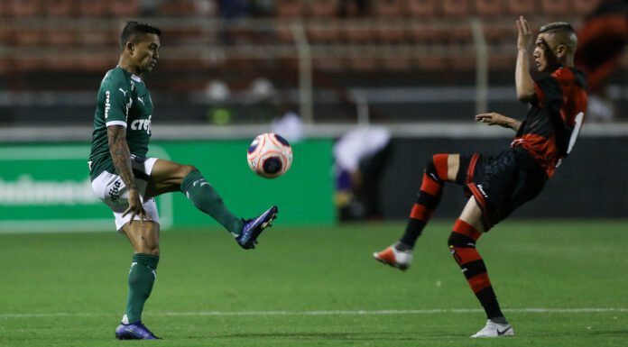 O jogador Dudu, da SE Palmeiras, disputa bola com o jogador Minho, do Ituano FC, durante partida válida pela primeira rodada, do Campeonato Paulista, Série A1, no Estádio Novelli Junior.