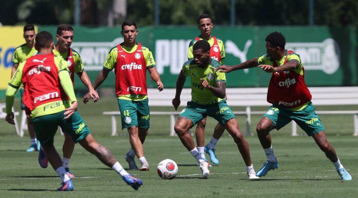 Os jogadores Wesley e Jailson (D), da SE Palmeiras, durante treinamento, na Academia de Futebol. (Foto: Cesar Greco)
