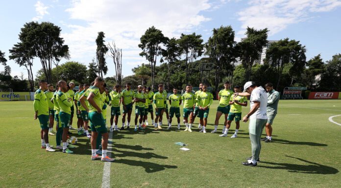 Técnico Abel Ferreira conversa com os jogadores da SE Palmeiras, durante treino, no Centro de Treinamento. (Foto: César Greco)