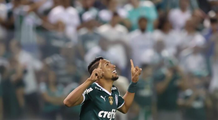 Jogador Rony, da SE Palmeiras, comemorando seu gol, no jogo contra o Corinthians, pela terceira rodada do Campeonato Brasileiro, na Arena Barueri. (Foto: César Greco)