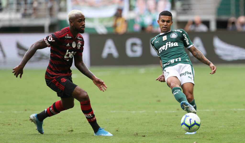 O jogador Dudu, da SE Palmeiras, disputa bola com o jogador Gerson, do CR Flamengo, durante partida válida pela trigésima sexta rodada, do Campeonato Brasileiro, Série A, na arena Allianz Parque.