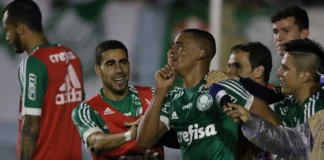 Gabriel Jesus se emociona ao marcar seu primeiro gol pelo Palmeiras, na vitória de 1x0 sobre o ASA-AL, no Estádio do Café em Londrina. (Foto: Célio Messias/Folhapress)