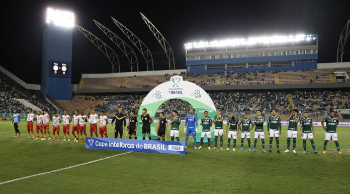 Jogadores da SE Palmeiras e da Juazeirense momentos antes de iniciar a partida pela Copa do Brasil, na Arena Barueri. (Foto: César Greco)