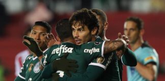 Jogadores da SE Palmeiras comemorando gol em jogo contra o Independiente Petrolero, pela fase de grupos da Libertadores, na Bolívia. (Foto: César Greco)