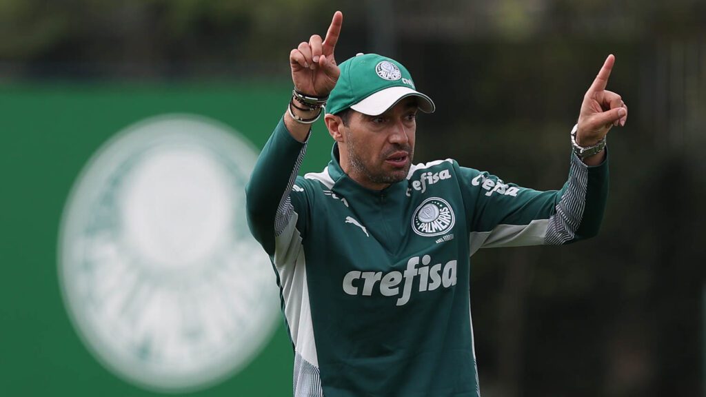 O técnico da SE Palmeiras, Abel Ferreira, durante treinamento na Academia de Futebol. (Foto: César Greco)