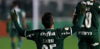 O jogador Gabriel Menino, da SE Palmeiras, comemorando seu gol na partida contra o Juventude, pela Série A do Campeonato Brasileiro, em Caxias do Sul-RS. (Foto: César Greco)