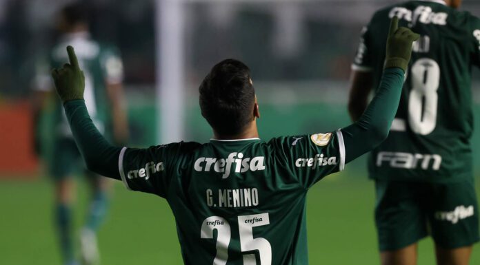 O jogador Gabriel Menino, da SE Palmeiras, comemorando seu gol na partida contra o Juventude, pela Série A do Campeonato Brasileiro, em Caxias do Sul-RS. (Foto: César Greco)