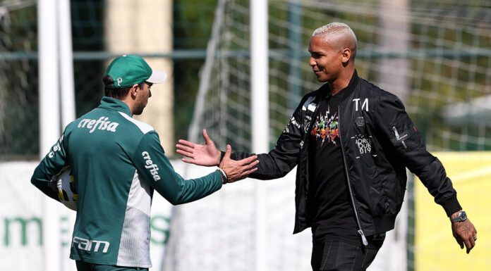 O técnico Abel Ferreira, da SE Palmeiras, se despedindo do atacante Deyverson, durante treinamento, na Academia de Futebol. (Foto: César Greco)