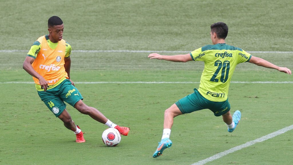 Os jogadores Vanderlan e Eduard Atuesta (D), da SE Palmeiras, durante treinamento, na Academia de Futebol. (Foto: Cesar Greco)