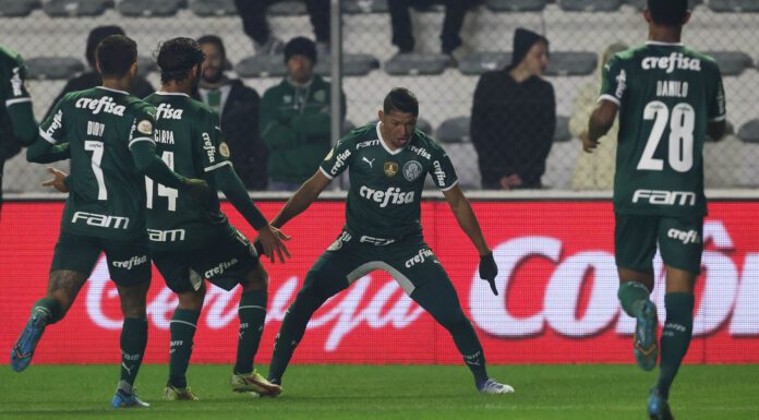 O jogador Rony, da SE Palmeiras, comemora seu gol contra a equipe do EC Juventude, durante partida válida pela sétima rodada, do Campeonato Brasileiro, Série A, no Estádio Alfredo Jaconi. (Foto: Cesar Greco)