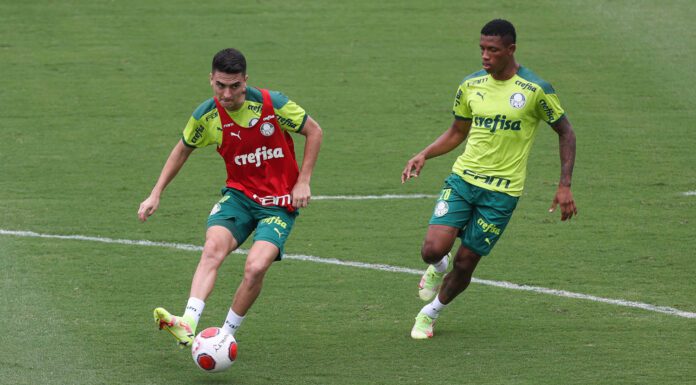 Os jogadores Eduard Atuesta e Danilo (D), da SE Palmeiras, durante treinamento, na Academia de Futebol. (Foto: Cesar Greco)
