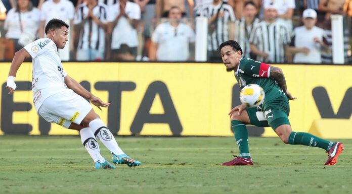 O jogador Gustavo Gómez, da SE Palmeiras, disputa bola com o jogador, do Santos FC, durante partida válida pela oitava rodada, do Campeonato Brasileiro, Série A, no Estádio Vila Belmiro. (Foto: Cesar Greco)