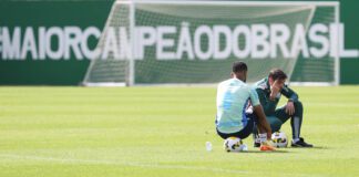 O técnico Abel Ferreira e o jogador Jorge (E), da SE Palmeiras, durante treinamento, na Academia de Futebol. (Foto: Cesar Greco)