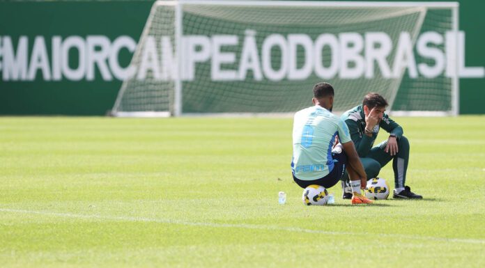 O técnico Abel Ferreira e o jogador Jorge (E), da SE Palmeiras, durante treinamento, na Academia de Futebol. (Foto: Cesar Greco)