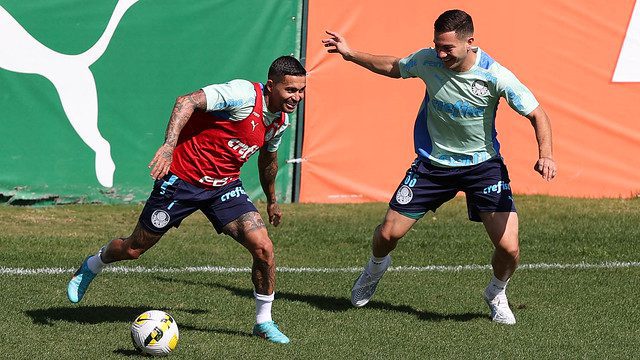 Os jogadores Dudu e Fabinho, da SE Palmeiras, durante treinamento na Academia de Futebol. (Foto: César Greco)