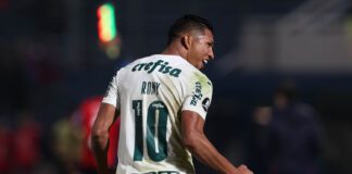 O jogador Rony, da SE Palmeiras, comemora seu gol contra a equipe do C Cerro Porteño, durante partida válida pelas oitavas de final, ida, da Copa Libertadores, no Estádio General Pablo Rojas. (Foto: Cesar Greco)