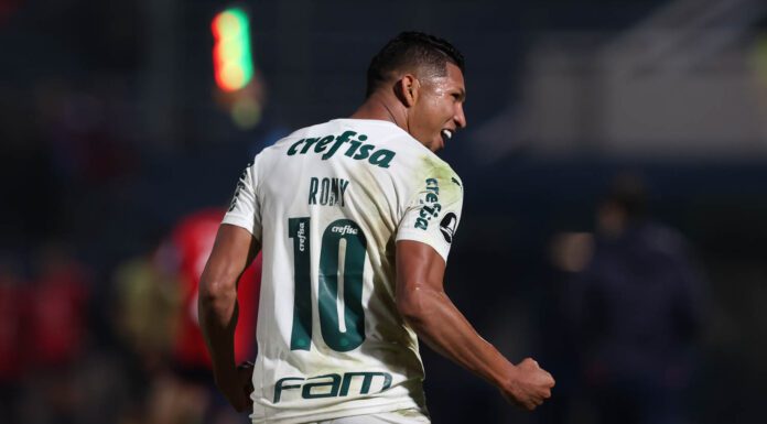 O jogador Rony, da SE Palmeiras, comemora seu gol contra a equipe do C Cerro Porteño, durante partida válida pelas oitavas de final, ida, da Copa Libertadores, no Estádio General Pablo Rojas. (Foto: Cesar Greco)