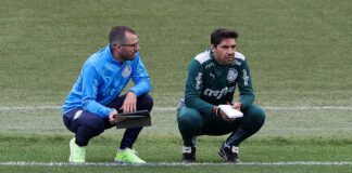 O técnico Abel Ferreira e o fisiologista Vinicius Ponzio (E), da SE Palmeiras, durante treinamento, na Academia de Futebol. (Foto: Cesar Greco)
