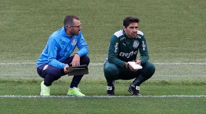 O técnico Abel Ferreira e o fisiologista Vinicius Ponzio (E), da SE Palmeiras, durante treinamento, na Academia de Futebol. (Foto: Cesar Greco)