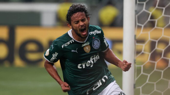 Palmeiras parabeniza Gustavo Scarpa pelo 28º aniversário